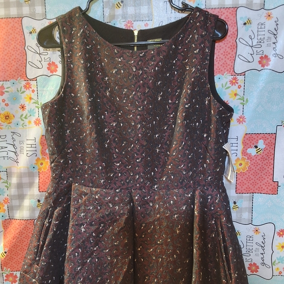 NWT TAYLOR ZIPPERED SLEEVELESS JEWEL NECK ABOVE KNEE FIT + FLARE DRESS - Picture 2 of 12